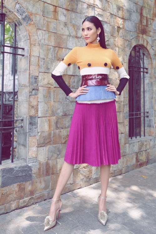 Hà Hồ, Thanh Hằng mặc đẹp nhất tuần; 3 HLV The Face cùng lọt top... sao mặc xấu - 6 Lan Khuê khoe thân hình mảnh mai bằng thiết kế cổ lọ, tay dài ôm sát. Phần váy xếp li dày và đôi giày mũi nhọn đính lông sang chảnh quyện vào nhau tạo nên tổng thể vô cùng hài hòa, đã mắt.