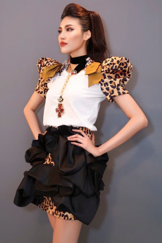 Hà Hồ, Thanh Hằng mặc đẹp nhất tuần; 3 HLV The Face cùng lọt top... sao mặc xấu - 7 Lan Khuê sến sẩm với trang phục tay bồng, nhiều bèo dún như trong MV ca nhạc những năm 2000. Cách làm tóc, phụ kiện dây cổ, cầu vai lỗi mốt cũng là nguyên nhân chính khiến chân dài lọt top sao mặc xấu tuần này.