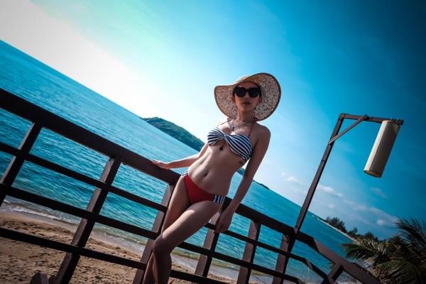 Loạt ảnh nóng bỏng cùng bikini của Tóc Tiên - 10