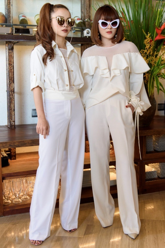 
Xuất hiện trong cùng sự kiện với Thu Thủy, Yến Trang – Yến Nhi diện cả cây trắng “chất lừ”. Song Yến kết hợp sành sỏi những items hợp mốt là quần ống rộng, kính mắt mèo để tạo nên tổng thể vô cùng “đã mắt”.
