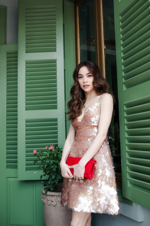 Cô ngày càng nổi tiếng và xinh đẹp hơn nhưng cũng là một trong những nữ ca sĩ tốn nhiều giấy mực của báo giới về chuyện đời tư so với các nghệ sĩ khác.