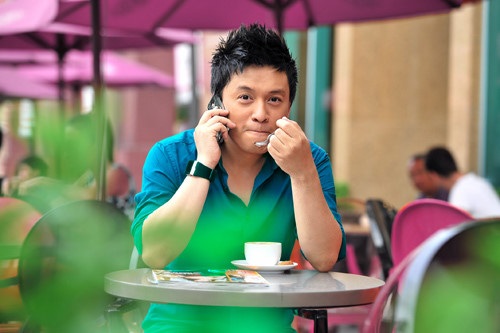 Vào vai một anh chàng đẹp trai, giàu có và lịch lãm nhưng dường như Lam Trường diễn không đủ sức thu hút, lôi cuốn được các cô gái phải “đeo bám” và “tương tư” mình.