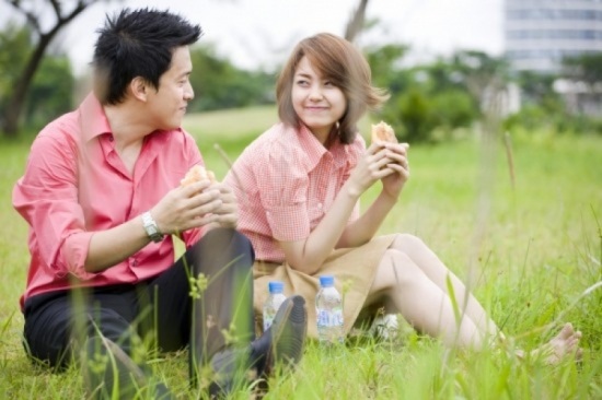 Nhược điểm trong diễn xuất của anh bị lộ rõ khi diễn chung với Minh Hằng. Khán giả không cảm nhận được sức hút của nhân vật mà chỉ là “bê nguyên Lam Trường” ngoài đời lên phim.