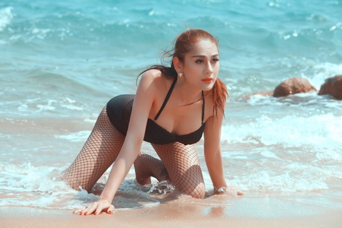 Sao Việt “chuyển giới” nóng bỏng với bikini - 12 “Nữ” ca sĩ rất thoải mái và tự tin trong trang phục bikini 2 mảnh.