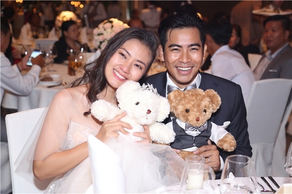 Nhìn lại dàn diễn viên trẻ trung của “Cổng mặt trời” sau 8 năm - 4 Trải qua bao sóng gió trong sự nghiệp và tình duyên, cuối cùng Ngọc Lan đã đạt được hạnh phúc mà mình mong mỏi bấy lâu khi chính thức kết hôn cùng diễn viên Thanh Bình.