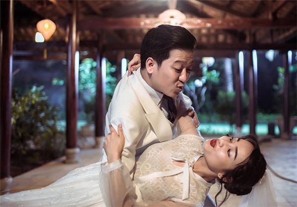 Sao Việt lắm "chiêu trò" cùng chuyện đời tư "thật giả lẫn lộn" - 1 Hình ảnh cả hai chụp trong trang phục cưới như khẳng định việc kết hôn sẽ diễn ra trong thời gian không xa.