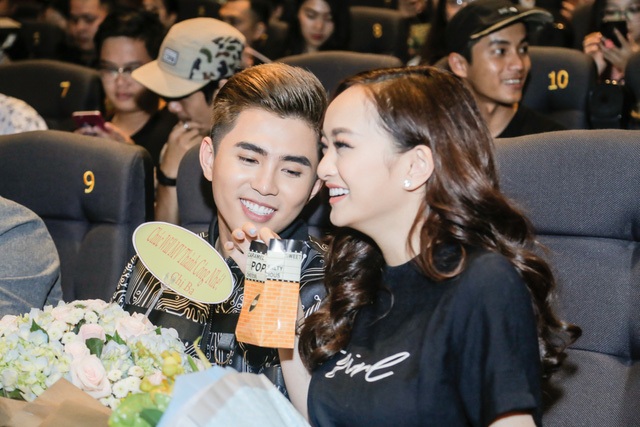 Sao Việt lắm "chiêu trò" cùng chuyện đời tư "thật giả lẫn lộn" - 6
Will luôn có những cử chỉ quan tâm, ánh mắt trìu mến dành cho Kaity trước nhiều người