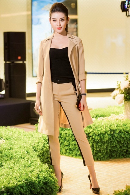 Huyền My mặc đẹp sau scandal “kẻ thứ 3”; Host The Face Hữu Vi lọt top sao mặc xấu - 1 Trở thành tâm điểm trên báo chí những ngày qua vì điều tiếng không hay, Á hậu Huyền My vẫn xuất hiện vô cùng rạng rỡ trong một sự kiện tại TPHCM. Người đẹp gốc Hà thành diện bộ cánh mang hơi hướng menswear, được kết hợp giữa 2 mảng màu đen – da hết sức lạ mắt.