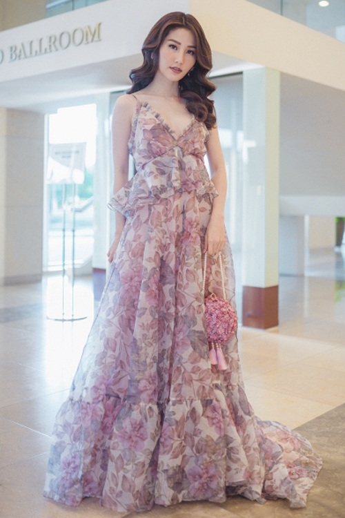 Huyền My mặc đẹp sau scandal “kẻ thứ 3”; Host The Face Hữu Vi lọt top sao mặc xấu - 5 Diễm My 9x ghi điểm tuyệt đối bằng bộ váy maxi lụa nền nã, nhẹ nhàng. Nữ diễn viên trang điểm với layout trong suốt, kết hợp cùng tóc xoăn gợn sóng tạo nên một tổng thể vô cùng nữ tính và duyên dáng.