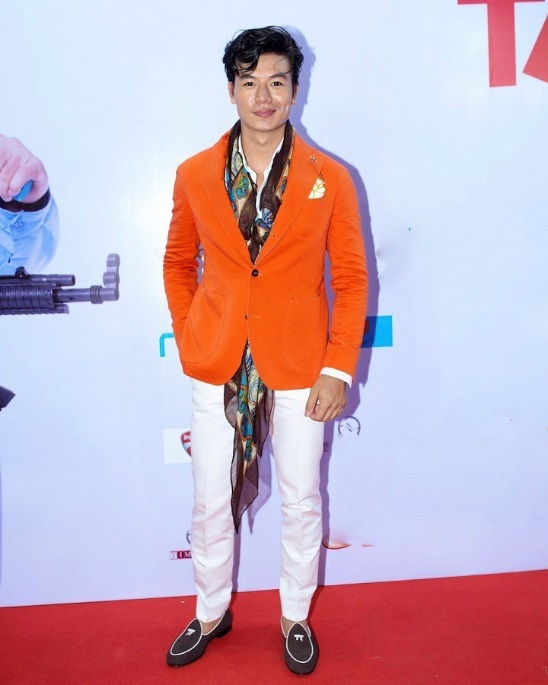 Huyền My mặc đẹp sau scandal “kẻ thứ 3”; Host The Face Hữu Vi lọt top sao mặc xấu - 7 Hiếu Nguyễn diện vest cam nổi bật, tuy nhiên, chiếc khăn lụa quá dài, vừa rườm rà vừa nữ tính là nguyên nhân chính khiến anh lọt top sao mặc xấu tuần này. Không chỉ vậy, chiếc quần bị đùn, không vừa vặn cũng thể hiện sự thiếu đầu tư của Hiếu Nguyễn trong lần xuất hiện này.