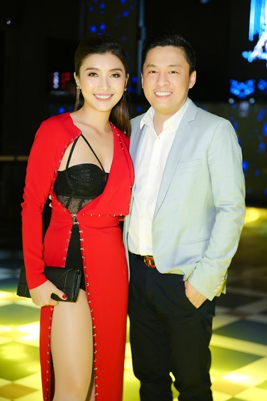 Huyền My mặc đẹp sau scandal “kẻ thứ 3”; Host The Face Hữu Vi lọt top sao mặc xấu - 8 Cháu gái ca sĩ Lam Trường – nữ ca sĩ Tiêu Châu Như Quỳnh bị chỉ trích là hở hang quá đà, phản cảm trong buổi ra mắt MV mới. Cô nàng không ngần ngại bung cả dàn cúc để khoe bộ nội y đen cũn cỡn bên trong.