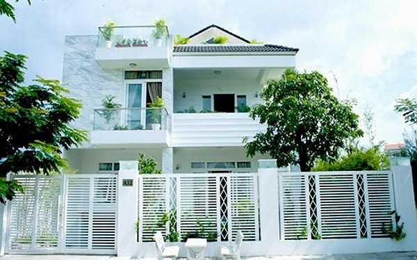 Điểm danh những sao Việt sở hữu biệt thự triệu đô (Phần 1) - 13 Nhìn từ ngoài vào, toàn bộ ngôi nhà toát lên vẻ đẹp sang trọng theo phong cách châu Âu cùng khoảng sân vườn rộng mang đến không khí dễ chịu thư thái.