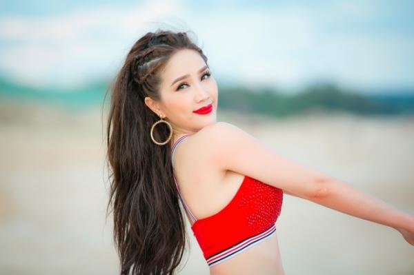 Bảo Thy diện áo tắm khoe làn trắng da nõn nà - 9
Hiện tại nữ ca sĩ đang có thời gian tập trung cao độ cho các dự án âm nhạc như món quà xin lỗi chân thành gửi đến các fan hâm mộ khi đã bước qua giai đoạn khủng hoảng cũng như vắng bóng quá lâu. Cô công chúa bong bóng ngày nào giờ đã trưởng thành cả về phong cách âm nhạc lẫn hình ảnh bản thân.