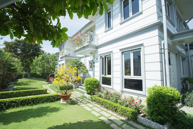 Điểm danh những sao Việt sở hữu biệt thự triệu đô (Phần 2) - 2 Căn biệt thự rộng hơn 600m2 của nữ ca sĩ mang đậm thiết kế cổ điển với tông màu trắng chủ đạo.