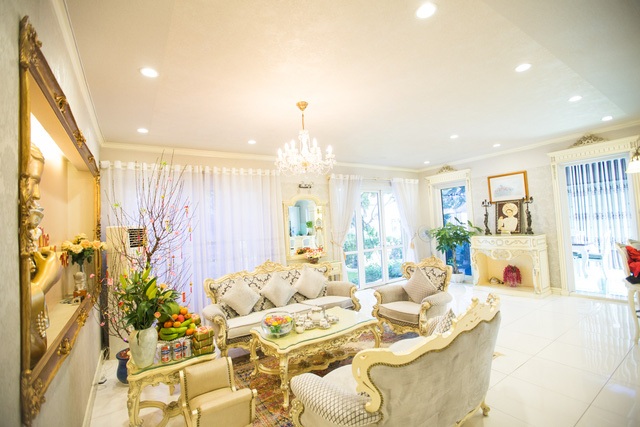 Điểm danh những sao Việt sở hữu biệt thự triệu đô (Phần 2) - 3 Hồ Quỳnh Hương chọn trang trí nhà bằng nhiều họa tiết hoa văn xung quanh cửa sổ, cửa ra vào để tạo điểm nhấn.