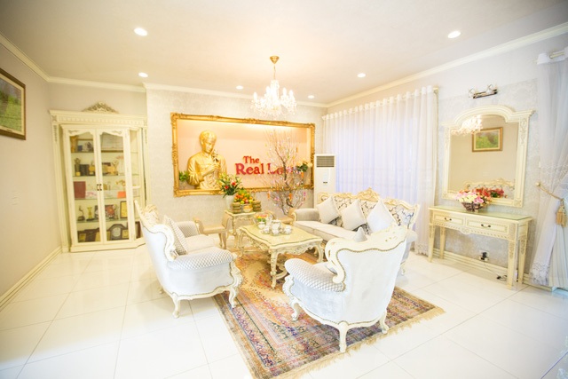 Điểm danh những sao Việt sở hữu biệt thự triệu đô (Phần 2) - 4 Nội thất phòng khách hoàn toàn được nhập khẩu từ nước ngoài với thiết kế đậm chất Châu Âu.