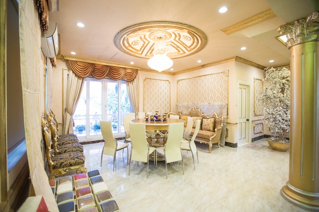 Điểm danh những sao Việt sở hữu biệt thự triệu đô (Phần 2) - 5
Phòng ăn của căn biệt thự cũng được trang hoàng lộng lẫy, sang trọng không kém. Hồ Quỳnh Hương từng bật mí, ngôi nhà ngày xưa của mình ở còn nhỏ hơn một căn phòng hiện tại ở nhà mình.