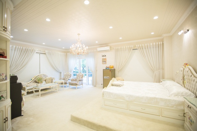 Điểm danh những sao Việt sở hữu biệt thự triệu đô (Phần 2) - 6 Phòng ngủ của giọng ca “Anh” được chọn tông màu trắng chủ đạo để tạo sự nhẹ nhàng. Hồ Quỳnh Hương cho biết, mình thích thiên nhiên nên căn nhà luôn thoáng và màu sắc nhã nhặn.