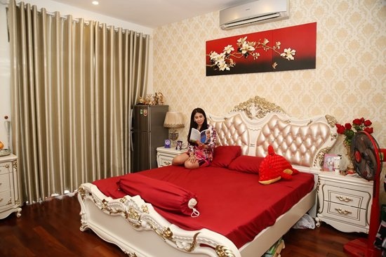 Điểm danh những sao Việt sở hữu biệt thự triệu đô (Phần 2) - 16 Trong căn biệt thự, em gái Lý Hùng cũng được anh trai ưu ái thiết kế và đặt mua nội thất cao cấp theo phong cách Châu Âu dựa trên sở thích của cô. Căn phòng của cô trông cực kì sang trọng với 2 tông màu đỏ - vàng sâm banh làm chủ đạo.