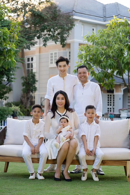 Nhờ sự chân thành mà mối quan hệ giữa Hà Kiều Anh và con chồng luôn hòa hợp. Hiện tại cô có một gia đình hạnh phúc cùng chồng và 4 người con.