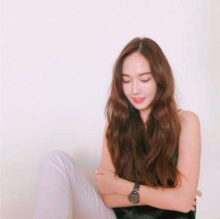Trở về Hàn Quốc, Jessica Jung đã khiến fan “giật mình”, nhất là người hâm mộ Việt Nam phải muối mặt khi đăng tải bức ảnh cô thể hiện lại dáng ngồi “khó đỡ” của Rocker Nguyễn trong buổi phỏng vấn trên trang instagram.