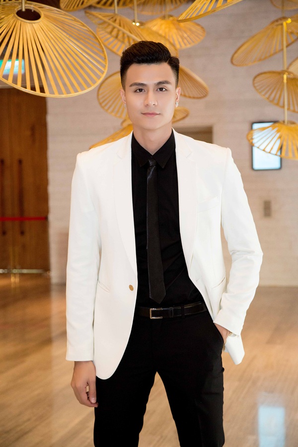 
Vĩnh Thụy mang đến một phong cách lịch lãm, sang trọng khác hẳn với host mùa 2 Hữu Vi. Anh luôn ghi điểm tuyệt đối ở phong cách nhưng với vai trò là người dẫn chuyện thì Vĩnh Thụy lại thể hiện quá mờ nhạt và rời rạc.
