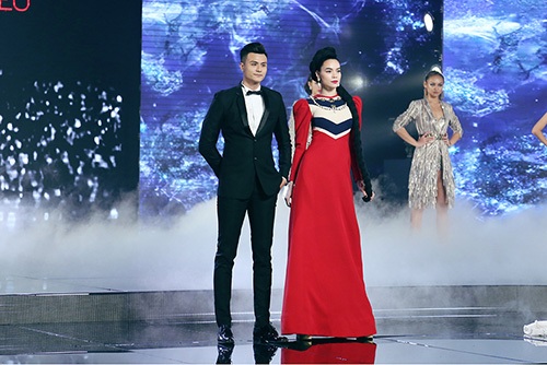 
Những lần xuất hiện của anh trên sân khấu đều rất nhạt nhòa, gây cảm giác thừa thãi đến mức khó hiểu.
