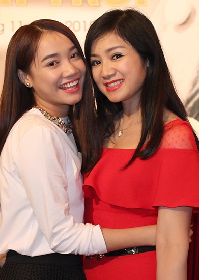 Mỹ nhân phim “Lá ngọc cành vàng” vẫn xinh đẹp, mặn mà sau 30 năm - 9 Thu Hà – Nhã Phương, hai mỹ nhân của hai thế hệ diễn viên hợp tác trong phim Khúc hát mặt trời. Lần này thay thế vẻ đẹp trong veo của một thiếu nữ Lá ngọc cành vàng là một người phụ nữ với vẻ đẹp mặn mà đầy lôi cuốn.