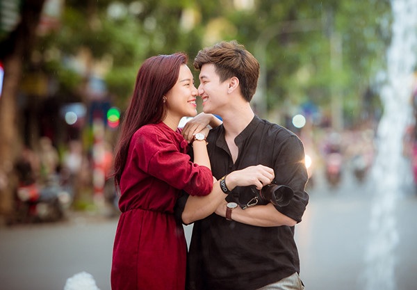 Chưa đầy hai tháng, 4 cặp đôi nổi tiếng showbiz chia tay - 7 Nam diễn viên Huỳnh Anh và MC Hoàng Oanh công khai hẹn hò vào năm 2014, khi Huỳnh Anh vừa chia tay bạn gái Kỳ Hân và Hoàng Oanh cũng vừa kết thúc một mối tình 6 năm.