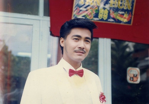 Cuộc đời "chìm nổi" của dàn diễn viên “Nước mắt học trò” sau 24 năm - 2 Nam diễn viên Lý Hùng sinh ra tại Vĩnh Long, là con trai của nghệ sĩ nhân dân Lý Huỳnh. Sinh ra trong cái nôi nghệ thuật, là con nhà nòi nên anh tham gia vào diễn xuất từ nhỏ với vai diễn nhỏ đầu tiên trong phim “Phượng” năm 1982.