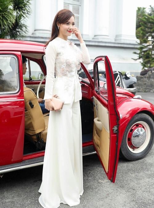 Minh Tú, Phạm Hương mặc đẹp nhất tuần; Min lọt top sao mặc xấu - 4
Midu hóa cô gái miền Tây nền nã, dịu dàng để dự họp báo phim Mẹ chồng. Nữ diễn viên đi xe cổ, chọn trang phục áo bà ba cách tân và quần lụa ống rộng hết sức lạ mắt.