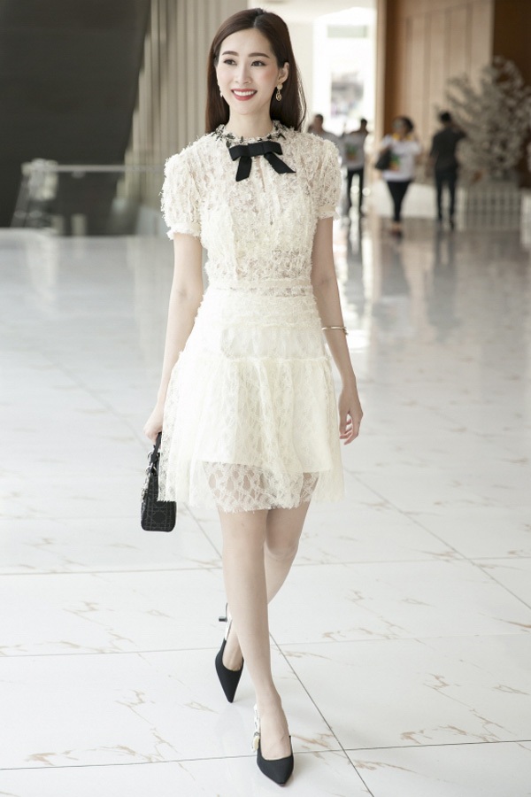 Bảo Anh, Minh Tú mặc đẹp nhất tuần; Đông Nhi lọt top sao mặc xấu - 3 Đặng Thu Thảo trung thành với phong cách nữ tính, dịu dàng. Hoa hậu Việt Nam 2012 chọn váy ren nền nã màu trắng ngà, kết hợp các phụ kiện như túi xách, giày mũi nhọn hàng hiệu tạo nên tổng thể rất vừa mắt.