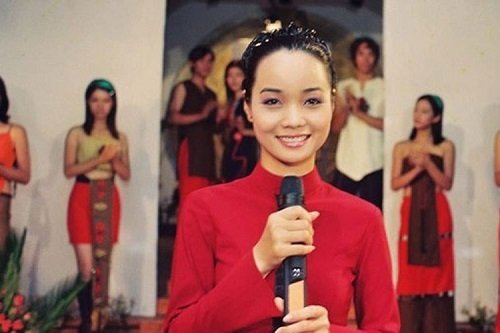Dàn diễn viên nổi tiếng “Những ngọn nến trong đêm” ngày ấy, giờ ra sao? - 2 Mai Thu Huyền từng tham gia vào nhiều bộ phim điện ảnh và truyền hình nhưng đến năm 2002 khi nhận lời tham gia “Những ngọn nến trong đêm” với vai Thanh Trúc thì cái tên Mai Thu Huyền mới được nhiều người biết đến.