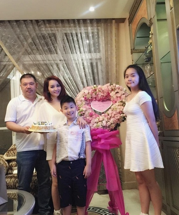 Dàn diễn viên nổi tiếng “Những ngọn nến trong đêm” ngày ấy, giờ ra sao? - 4 Nữ diễn viên kết hôn với người bạn thời đại học, hiện là một doanh nhân. Họ có với nhau hai người con, bé Huyền Anh và Anh Kiệt ngày một khôn lớn, ngoan ngoãn.