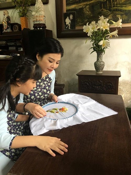 Dàn diễn viên nổi tiếng “Những ngọn nến trong đêm” ngày ấy, giờ ra sao? - 14 Kim Oanh kết hôn với đạo diễn Trịnh Lê Phong và có một cô con gái. Trên truyền hình Kim Oanh rất hoạt ngôn và cởi mở nhưng phía sau cánh gà cô khá kín tiếng trong chuyện đời tư.