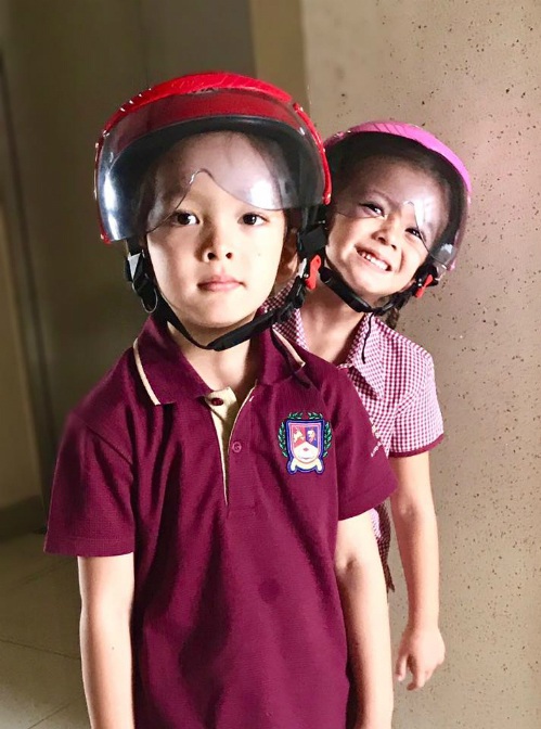 Hoài Linh “than thở” bị đối xử tệ bạc; Bảo Thanh Xuân Bắc “tưng bừng” ăn mừng - 7 Cô “Bống” Hồng Nhung chia sẻ hình ảnh hai bé Tôm – Tép chuẩn bị cho ngày đầu khai giảng Nữ ca sĩ viết: Thái độ rõ ràng: Tôm - nghiêm chỉnh. Tép - vui là chính!.