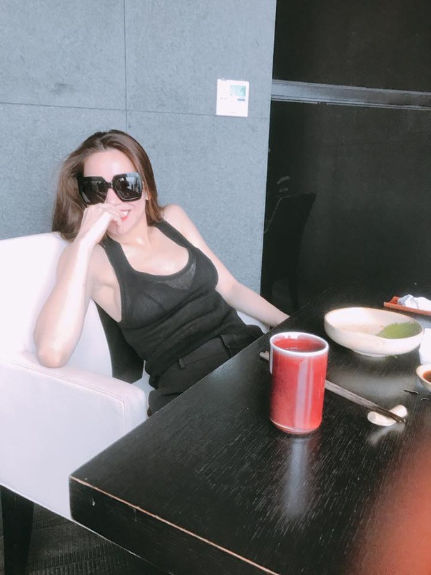 Hoài Linh “than thở” bị đối xử tệ bạc; Bảo Thanh Xuân Bắc “tưng bừng” ăn mừng - 14 Kim Lý đăng tải hình ảnh đi ăn cùng Hồ Ngọc Hà với biểu tượng hình trái tim. Một lần nữa nam diễn viên khẳng định anh và nữ hoàng giải trí đang hẹn hò.