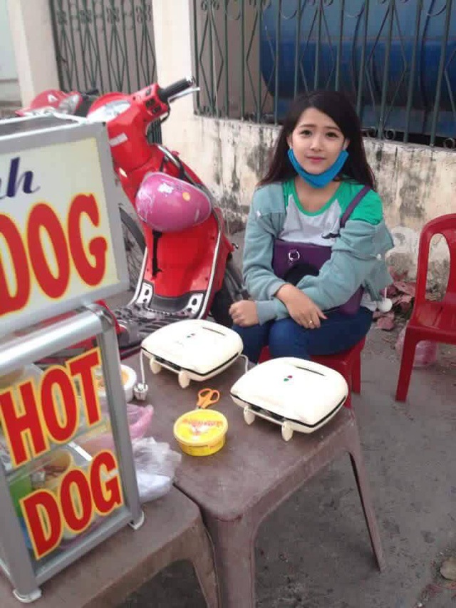 Bạn gái hotgirl của Phan Mạnh Quỳnh lần đầu tiên lộ diện - 5 Vào thời điểm đầu năm 2016, Khánh Vy từng “gây sóng” cộng đồng mạng với hình ảnh ngồi bán xúc xích nướng. Bức ảnh được chụp lại tại thời điểm cô đang là sinh viên trường Sư phạm, trong lúc phụ chị ở chung trọ bán hot dog lúc rảnh rỗi.