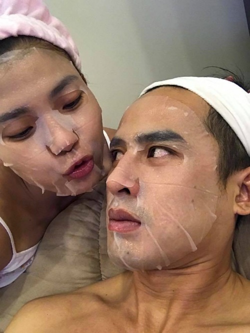 Bộ ba diva Thu Hà - Mỹ Linh - Hồng Nhung hội ngộ; Xuân Bắc tạo hình "cái bang" - 8 Diễn viên Thúy Diễm bắt ông xã Lương Thế Thành đắp mặt nạ. Nam diễn viên than vãn trên trang cá nhân: Ẻm mới về là đè tui ra dán cái này lên mặt, rồi nói tui giống con thỏ quá cái cười hehe.