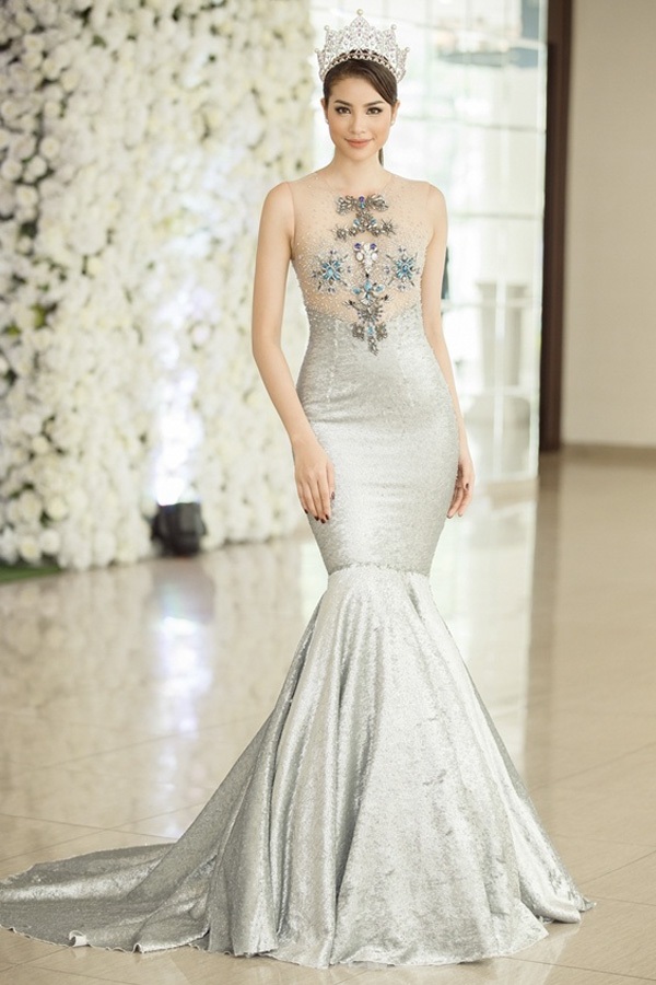 Kỳ Duyên, Huyền My mặc đẹp nhất tuần; Bảo Thanh lọt top sao xấu - 3 Phạm Hương tỏ rõ thần thái của một ngôi sao khi khoác lên mình chiếc đầm đuôi cá được đính kết kì công. Kiểu dáng ôm sát, phần voan mỏng giúp người đẹp khoe trọn vóc dáng nuột nà, nhất là đôi vai gầy và vòng eo con kiến.