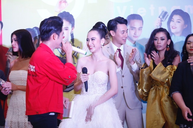 Rocker Nguyễn lên tiếng trước tin đồn “bằng mặt mà không bằng lòng” với Angela Phương Trinh - 3 Rocker Nguyễn luôn chủ động thân thiết với Cindy V trong 1 buổi Sneakshow