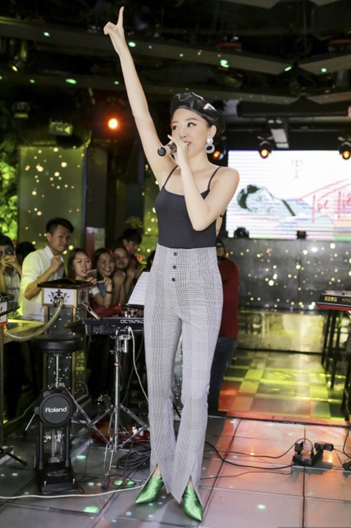 Hoàng Thùy ấn tượng với màn phối đồ 15 phút, Hà Hồ, Lệ Quyên cùng lọt top sao mặc xấu - 9 Tóc Tiên là một cô nàng cá tính, tuy nhiên, cũng chính vì vậy mà đôi lúc người đẹp bị “quá tay” trong cách kết hợp trang phục. Nếu biết tiết chế, bỏ đi phần nón bề-rê, đôi hoa tay hay chí ít là một đôi giày nhẹ nhàng hơn, mọi chuyện với Tóc Tiên đã khác.