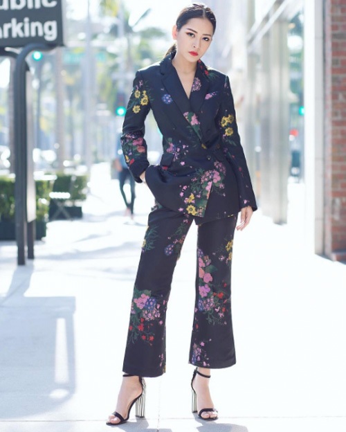 Hoàng Thùy ấn tượng với màn phối đồ 15 phút, Hà Hồ, Lệ Quyên cùng lọt top sao mặc xấu - 10 Chi Pu tự biến mình thành một “nấm lùn” khi lựa chọn bộ suit lửng nặng nề, kén dáng. Người đẹp gốc Hà Thành như đang gồng mình gánh bộ cánh quá khổ, không hề có chút thần thái tự tin, nữ quyền đúng với tinh thần của phong cách menswear.