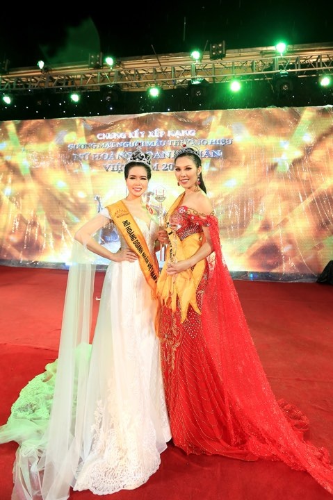 “Người đẹp Vĩnh Phúc” Nguyễn Thụy Oanh xuất sắc đăng quang Á Hoàng Doanh Nhân Việt Nam 2017 - 5 Nữ hoàng và Á hoàng 1 vui vẻ cùng nhau chụp hình kỉ niệm.