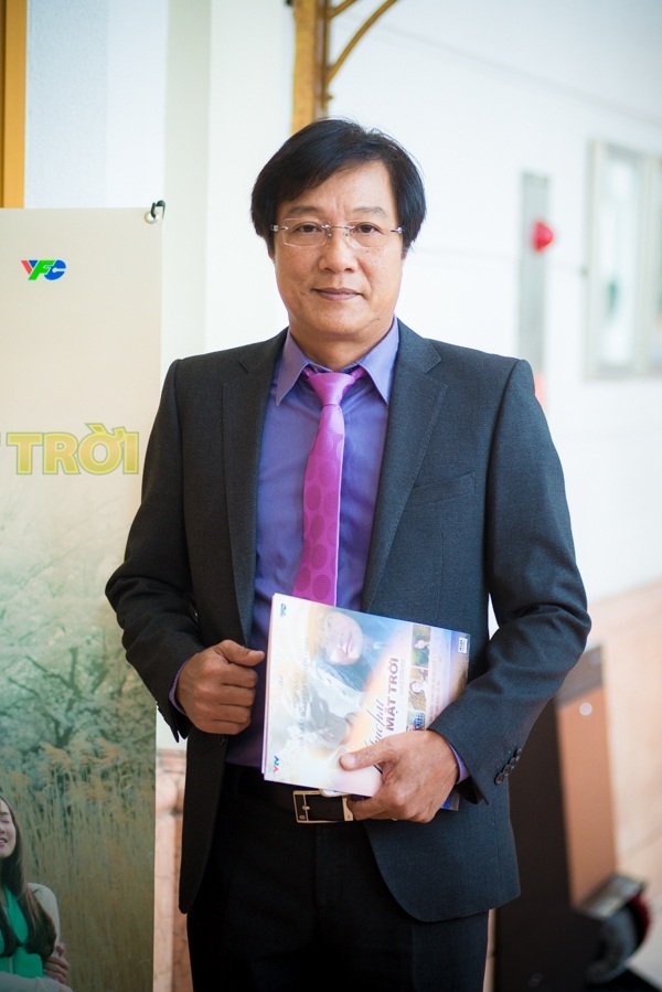 Cuộc đời đầy thăng trầm của dàn diễn viên “Gió qua miền tối sáng” - 11 Năm 2012, Trọng Trinh quay trở lại nghề diễn với bộ phim “Cầu vồng tình yêu” trong vai trò diễn viên và đồng đạo diễn, bộ phim đã tạo nên một cơn sốt trên màn ảnh nhỏ.