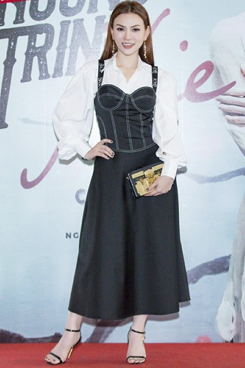 Angela Phương Trinh mặc đẹp nhất tuần; Á hậu Tú Anh hoá “thảm hoạ” thời trang - 10 Thu Thủy trở lại thảm đỏ sau một thời gian ồn ào trong chuyện tình cảm. Người đẹp chọn cho mình bộ váy lửng denim nhẹ nhàng, tuy nhiên khi kết hợp thêm với sơ mi tay bồng bên trong, bộ cánh trở nên đồ sộ và quá khổ với thân hình nhỏ nhắn của nữ ca sĩ.