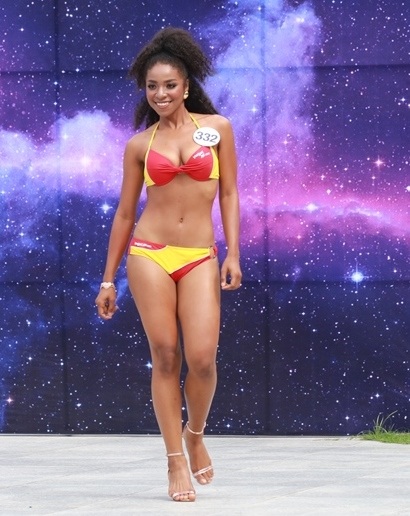 Thí sinh Huỳnh Thị Cẩm Tiên đã có một màn “lột xác” ấn tượng khi bước vào chế độ luyện tập giảm cân, thế nhưng thân hình của cô lại quá “cơ bắp” và hạn chế ở chiều cao khiến người đẹp bị “lùn” đi so với những thí sinh khác.