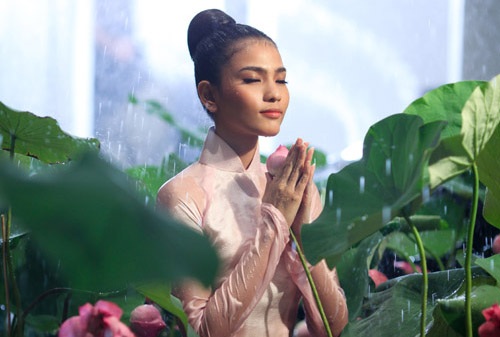 Những nhan sắc người dân tộc nổi bật nhất showbiz Việt - 5 Trương Thị May có vẻ đẹp khỏe khoắn, xinh đẹp cùng thân hình quyến rũ cũng một phần nhờ vào chế độ ăn chay trường và tập thể thao. Năm 2014, Trương Thị May tiếp tục giành được giải thưởng Mỹ nhân ăn chay hấp dẫn nhất châu Á.