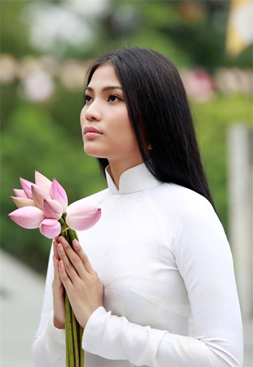 Những nhan sắc người dân tộc nổi bật nhất showbiz Việt - 6 Trương Thị May có lối sống giản dị, khép kín. Hình ảnh của cô xuất hiện trên truyền thông cũng thanh lịch và hoàn toàn không chạy theo trào lưu sexy của nhiều mỹ nhân showbiz.