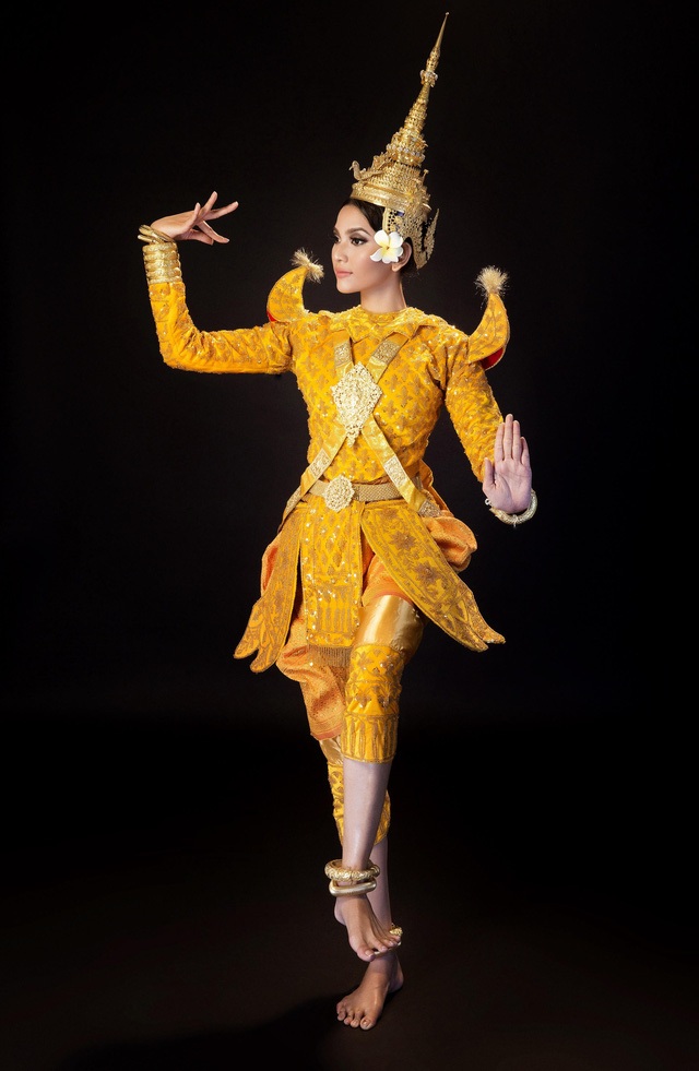 Những nhan sắc người dân tộc nổi bật nhất showbiz Việt - 8 Đối với Trương Thị May, cô luôn nghĩ rằng mẹ là người có vai trò lớn ảnh hưởng đến cuộc sống mình. Đó cũng là điều mà một người con có hiếu dành cho cha mẹ mình.